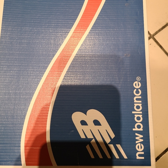 New Balance sneakers 11.5 burgundy/gold - Picture 6 of 6